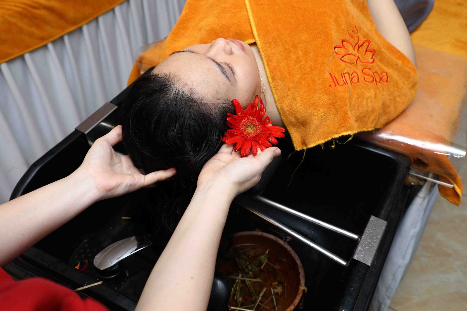 Juna Spa Tân Phú gội đầu dưỡng sinh thảo dược Bách Thảo Tâm Anh TPHCM