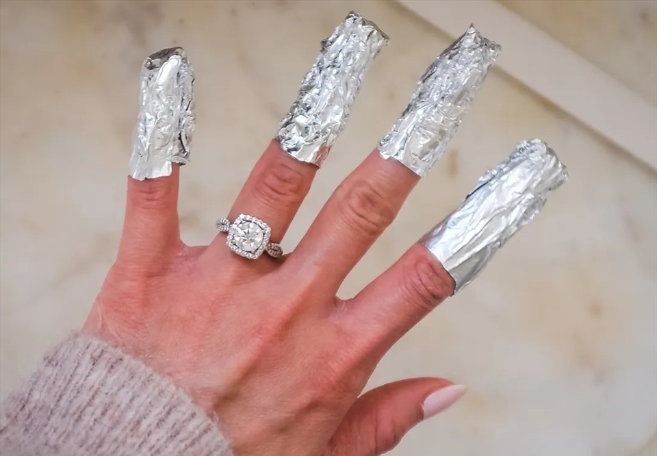 Ủ giấy bạc tháo sơn gel đúng cách