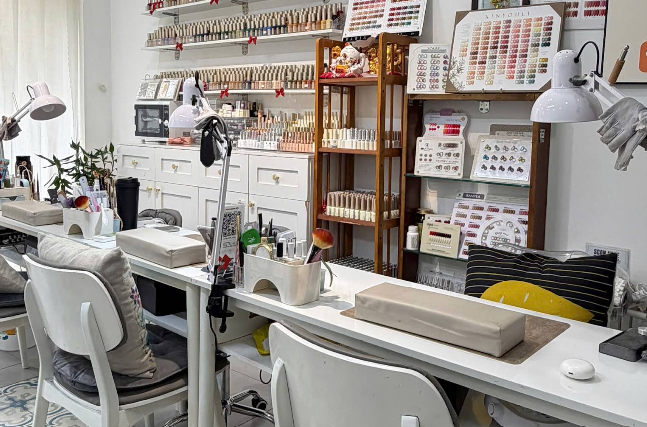 Không gian tiệm 1996 nail studio sạch sẽ, thoáng đãng